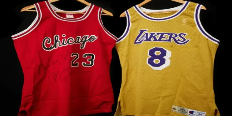 Subastarán camisetas con las que debutaron Michael Jordan y Kobe Bryant