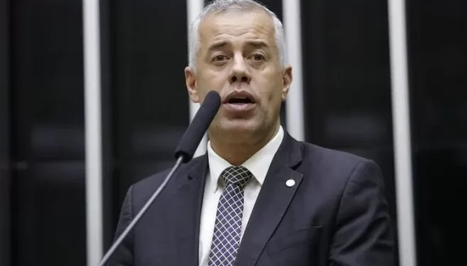 Projeto protege debate sobre programas políticos em empresas privadas