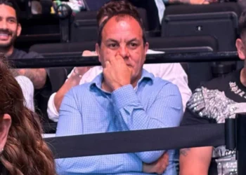 Cuauhtémoc ruedo disfruta de la UFC en zona VIP mientras mujeres protestan contra él