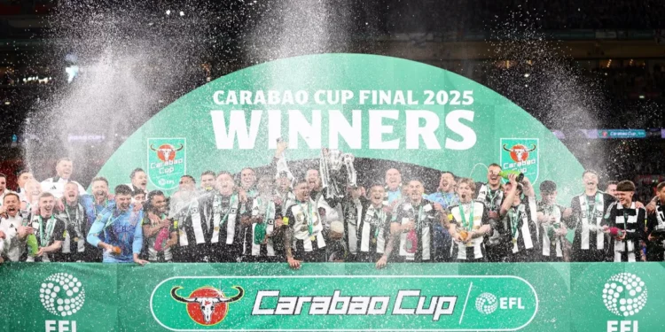 Rompe Newcastle United sequía de cinco décadas sin un título | disco