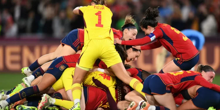 Informe de FIFA acuse brecha en salarios, contratos y asistencia en el futbol femenino