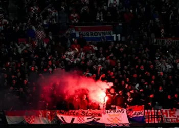 Detienen a aficionados croatas por hacer el saludo nazi