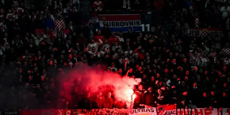 Detienen a aficionados croatas por hacer el saludo nazi