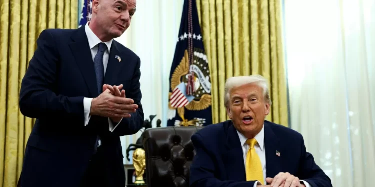 Infantino le dice a Trump que EU puede ganar el Mundial de 2026