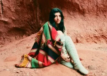 Cazzu estrenó “Latinaje”, su álbum más elenco: conexión con sus raíces e incursión en nuevos sonidos