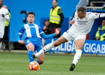 Ofrece Mbappé disculpas por el terrible ‘leñazo’ a un rival | Video