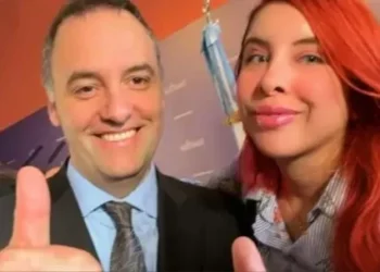 Curioso azar: viajó con Milei al Vaticano, pero desmiente que trabaje para la candidatura de Manuel Adorni