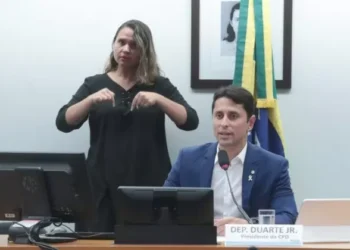 Projeto define computador, tablet e celular como produtos essenciais, com prenda de 2 anos