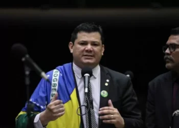 Deputado da Federal Reage: ‘Perseguição’ Após Críticas a Lula!
