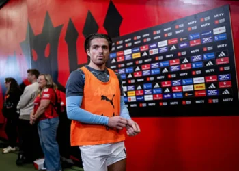 Acusan a sujeto por darle una bofetada a Jack Grealish  | Video