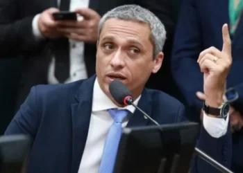 Ao STF, Gustavo Gayer nega intenção de constranger Gleisi com fala sobre ‘trisal’