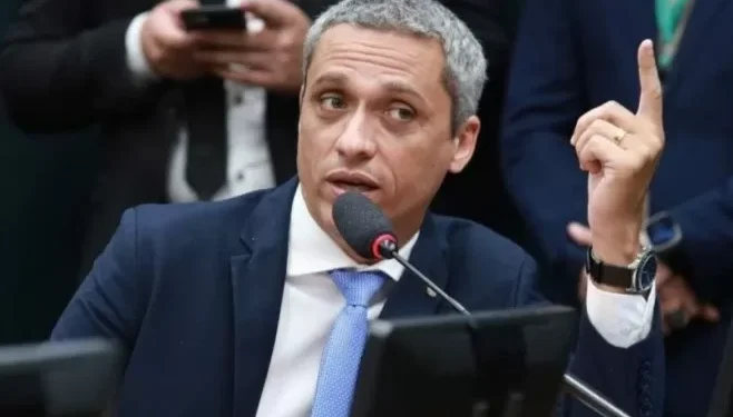 Ao STF, Gustavo Gayer nega intenção de constranger Gleisi com fala sobre ‘trisal’