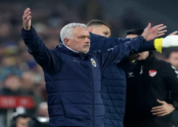 Así chocaron Jose Mourinho y Okan Buruk en Turquía | Video