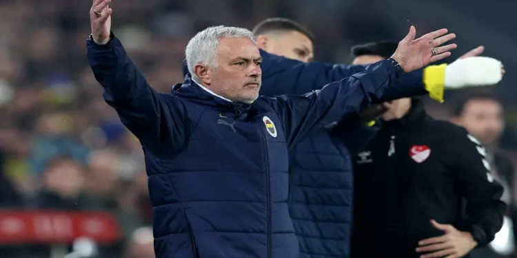 Así chocaron Jose Mourinho y Okan Buruk en Turquía | Video