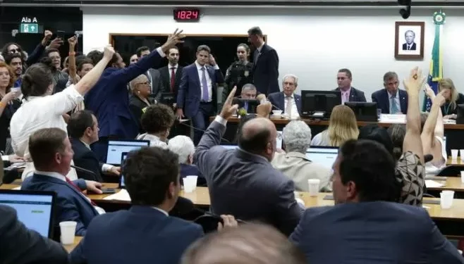 Conselho de Ética aprova cassação do mandato de Glauber Braga