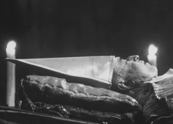 Un mal embalsamador, hedor y explosión: el bajo entierro del Papa Pío XII