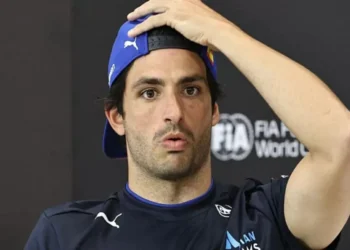 Multan a Carlos Sainz por reunirse tarde durante el himno japonés en Suzuka