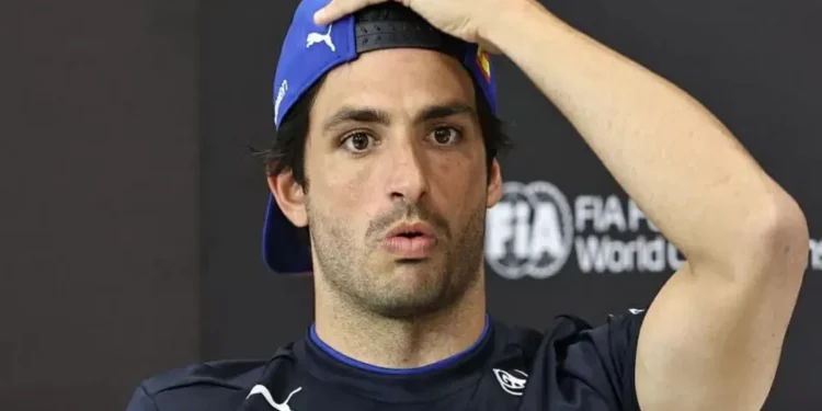 Multan a Carlos Sainz por reunirse tarde durante el himno japonés en Suzuka