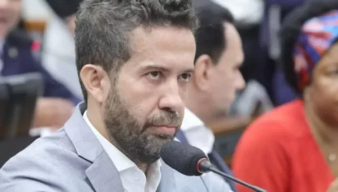 Janones Envolvido em Escândalo de Rachadinha! Entenda