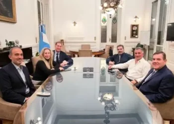 Entre “precios” y “valores”: Mauricio Macri exploración robustecerse en medio de la sangría de dirigentes del PRO hacia LLA