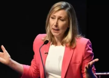 Adorni habló de “Ficha Limpia” y Bregman lo cruzó con dureza: “Es un ahorrativo y caradura”