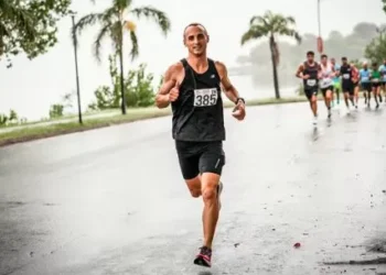 Un policía al marcha: corre todos los días 15 km para motivar a otros