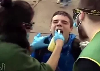 ¿Un informe en plena represión?: lanzan gas al reportero gráfico amedrentado por Santiago Caputo