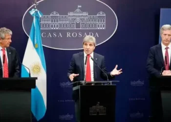 Dólares en el colchón y entre sus sábanas