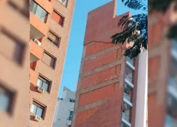 “Siempre supimos que se iba a resbalar”: exinquilina del hostel contiguo al edificio que colapsó en Córdoba