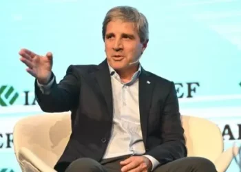 Luis Caputo: “Vamos a converger a la inflación internacional en los próximos 12 meses”