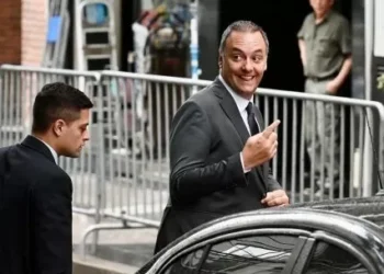 Cuatro choferes y 249 empleados: en qué gasta la Secretaría que dirige Manuel Adorni