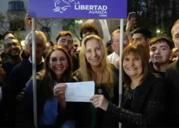 Con gigantografía de Manuel Adorni y la compañía de Karina Milei, Patricia Bullrich se afilió a La decisión Avanza