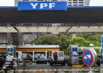 Ya rige la baja en los combustibles de YPF: ¿cómo quedaron los precios de la nafta y el gasóleo?