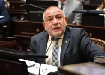 Motochorros le robaron el celular a Luis Juez mientras daba una entrevista