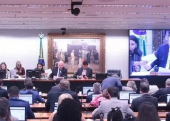 Relator antecipa fim da reeleição para 2030 e CCJ adia votação