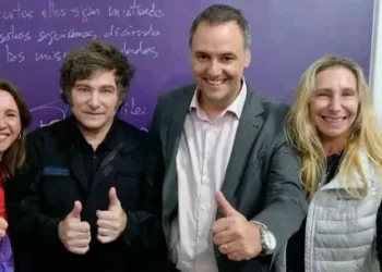 Toda la carne al barbacoa: Manuel Adorni cierra la campaña de la Ciudad con Javier Milei y todos los ministros