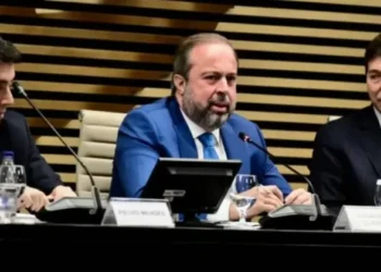 Ministro defende gás mais barato para reindustrialização do país