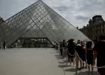 Huelga en el Louvre: cierre brusco deja a miles de turistas sin acceso al museo más visitado del mundo