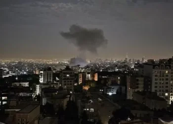 Israel lanzó un ataque contra objetivos militares y nucleares de Irán, que prometió una “robusto” ofensiva