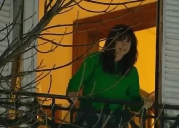 La ecuanimidad autorizó a Cristina Kirchner a salir al balcón de su casa: ya le colocaron la tobillera electrónica