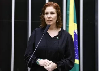 Câmara autoriza licença de 127 dias solicitada pela deputada Carla Zambelli