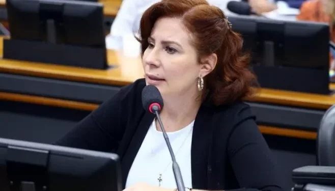 Oposição critica ordem de prisão de Carla Zambelli; PT pede a cassação do precepto da deputada