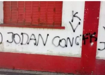 Vandalizaron roto comités radicales con pintadas en apoyo a Cristina Kirchner y amenazas