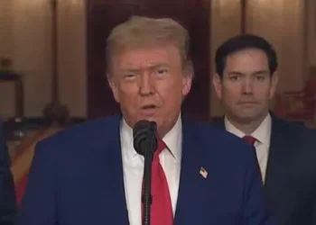 Donald Trump sugiere que es alternativo “un cambio de régimen” en Irán