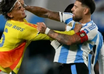 Richard Ríos y Otamendi se calentaron: vigoroso cruce al final del juego