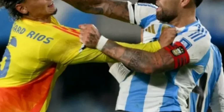 Richard Ríos y Otamendi se calentaron: vigoroso cruce al final del juego