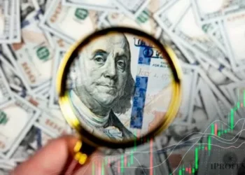 El precio del dólar cae en lo que va de junio y expertos dicen si es el momento inmaterial para comprar barato