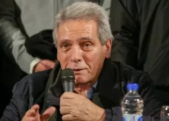 El líder de la CGT, Carlos Acuña, fue presbítero con una probation en la mueble por el bloqueo a una estación de servicios