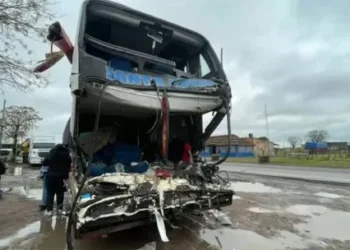 Choque entre micro y camión en Santa certeza: murieron tres chaqueños y hay varios heridos