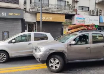 Robo cinematográfico de pincho camioneta en Floresta: persecución, disparos y detención